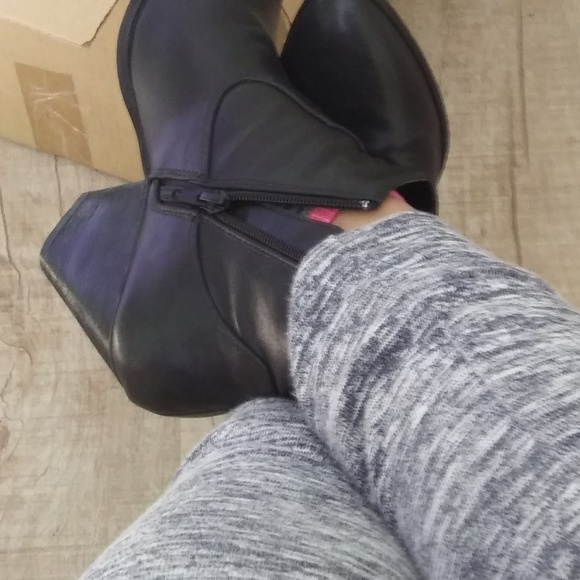 Black ankle booties - Picture 7 of 8